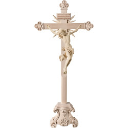 Cristo Barroco en cruz barroca con rayos en peana y Titulus Crucis en hebreo - latín - griego
